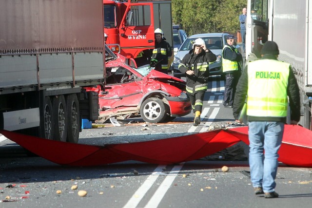 Zdjęcia z miejsca tragicznego wypadku w Babicy. Nie żyje 79-kierowca opla. Jego auto zostało zmiażdżone przez ciężarówkę.Więcej: Tragiczny wypadek w Babicy. Dwie ciężarówki zderzyły się z samochodem osobowym. Nie żyje kierowca opla