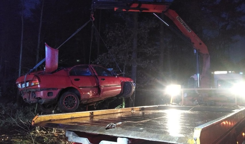 Nocny wypadek pod Lutomierskiem. Samochód rozbił się na drzewie. Kierowca zmarł [zdjęcia]