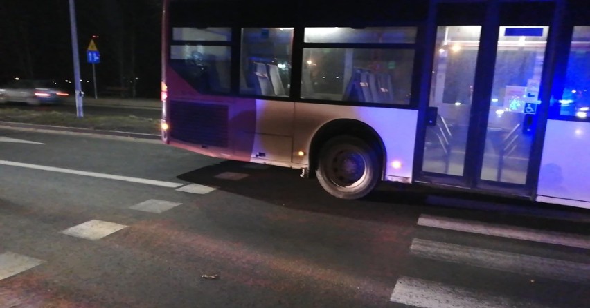 W Słupsku autobus potrącił przechodnia. Kierowca nie zatrzymał się przed pasami