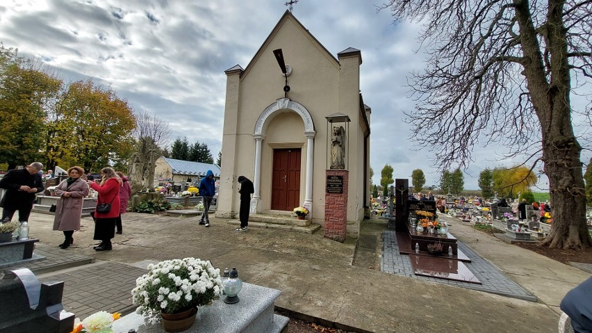 Dużo osób odwiedziło swoich bliskich zmarłych na cmentarzu w Gierczycach. Zobacz zdjęcia