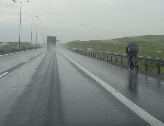 Rowerzysta jechał trasą S3 w strugach deszczu. Poruszał się po pasie awaryjnym.