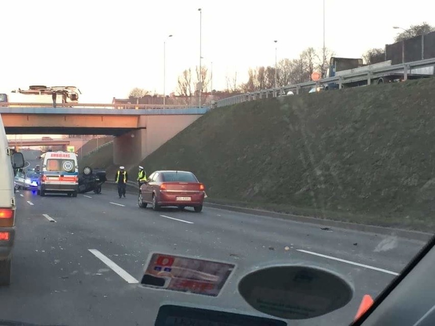 Groźnie wyglądający wypadek na DTŚ w Chorzowie.