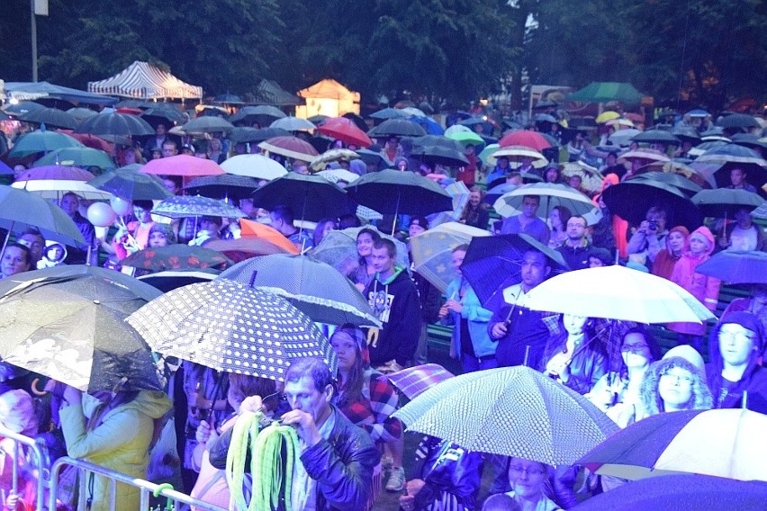 Dni Końskich. Koncert Kasi Kowalskiej zgromadził tłumy... pod parasolami