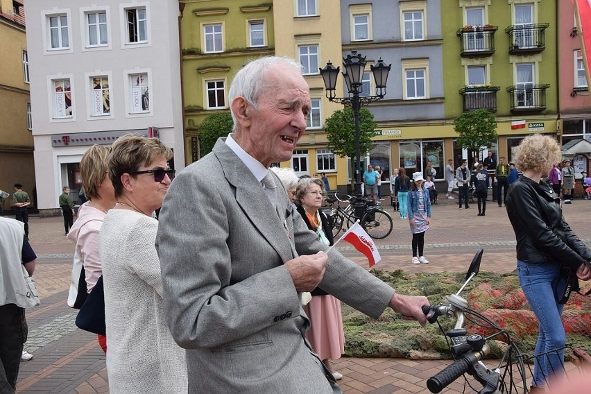 Chojniczanie trzymali gigantyczną flagę o długości stu metrów [zdjęcia]