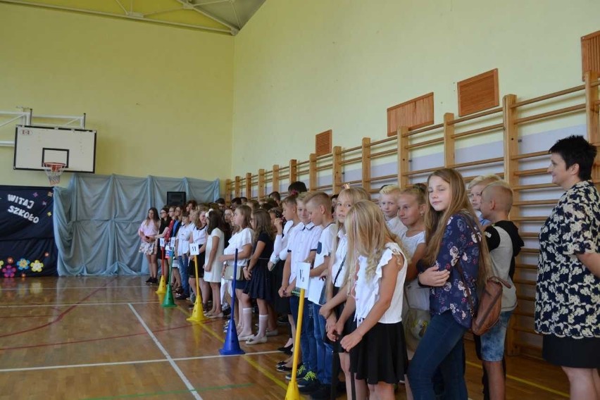 Rok szkolny w gminie Piekoszów uroczyście rozpoczęty. Nie brakuje licznych inwestycji w oświatę
