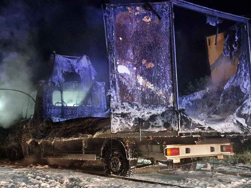 Pożar samochodu na krajowej "11" pod Koszalinem. Z busa nic nie zostało 