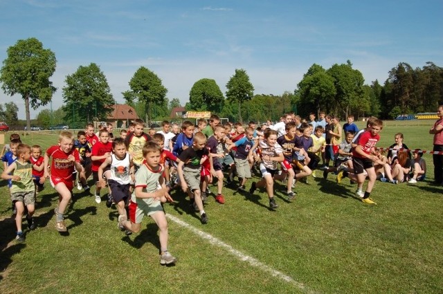 Wśród uczestników akcji "Polska biega&#8221; w Gniewczynie licznie walczyli najmłodsi zawodnicy.