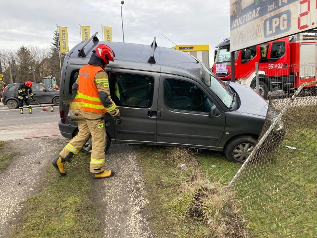 Na ulicy Krakowskiej zderzyły się czołowo skoda favorit i citroen berlingo. Drugi z pojazdów zjechał z drogi i uderzył w ogrodzenie