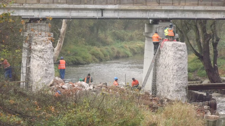 Budują tymczasowy most na Widawie. Mieszkańcy boją się korków [ZDJĘCIA]
