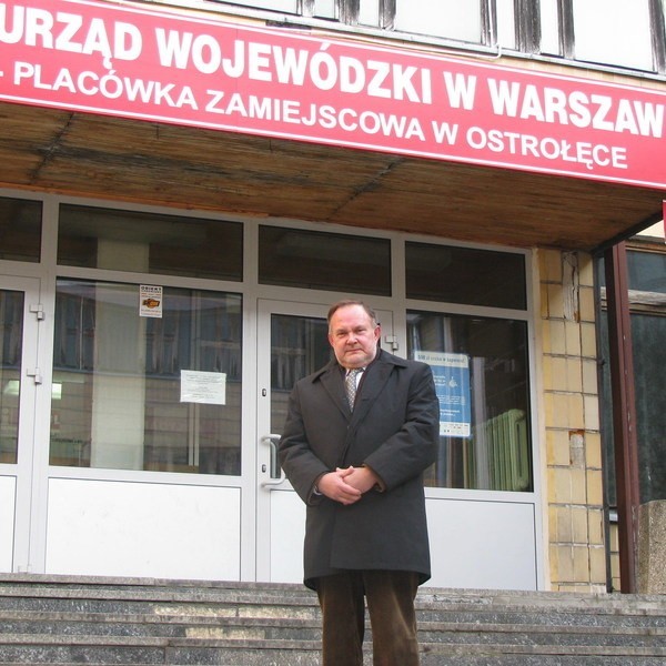 Andrzej Bednarczyk przed ostrołęcką delegaturą MUW