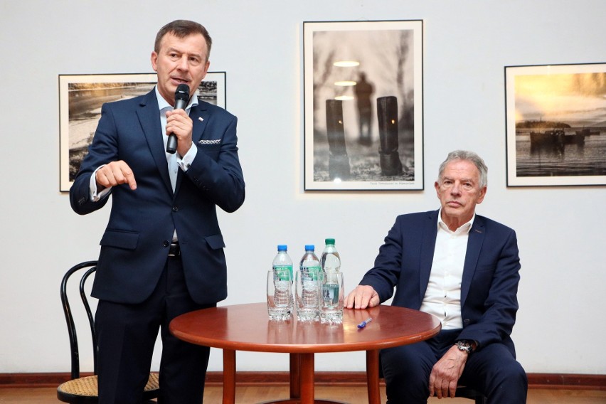 Posłowie Dariusz Rosati i Krzysztof Grabczuk na spotkaniu otwartym z mieszkańcami Chełma. Zobacz zdjęcia