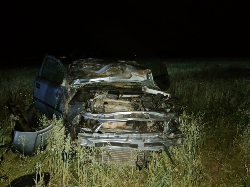 Tragiczny wypadek w miejscowości Boże w gminie Stromiec. Samochód dachował w polu, kierowca zmarł po długiej reanimacji. Zobacz zdjęcia