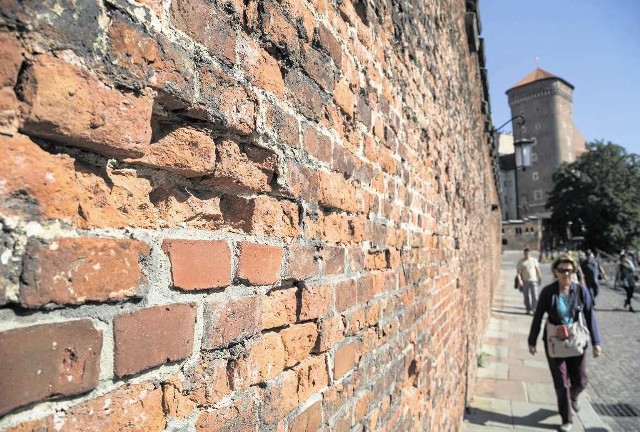 Opóźnią się prace konserwatorskie muru przy Bramie Bernardyńskiej