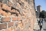 Osuwisko opóźni remont muru na Wawelu