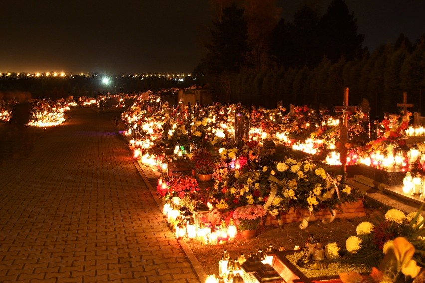Cmentarz w Żorach-Roju nocą