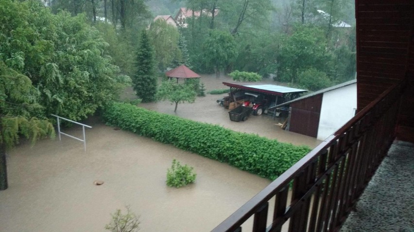 Wielka burza nad Chrzanowem. Zalane domy, drogi, połamane drzewa. Sytuacja jest poważna