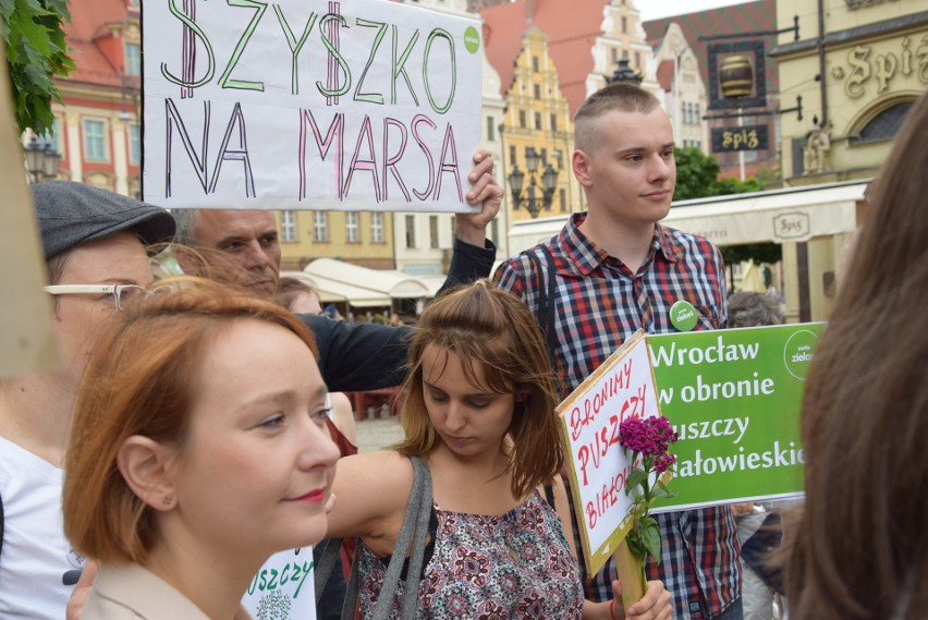 Protest przeciwko wycince drzew w Puszczy Białowieskiej