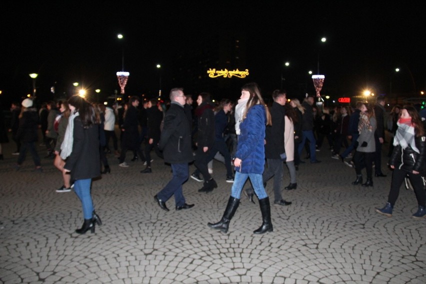 Maturzyści zatańczyli poloneza przed PKZ w Dąbrowie...