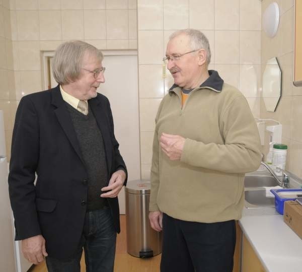 Kazimierz Drosik, konsultant wojewódzki ds. onkologii klinicznej (z lewej) z pacjentem Opolskiego Centrum Onkologii.
