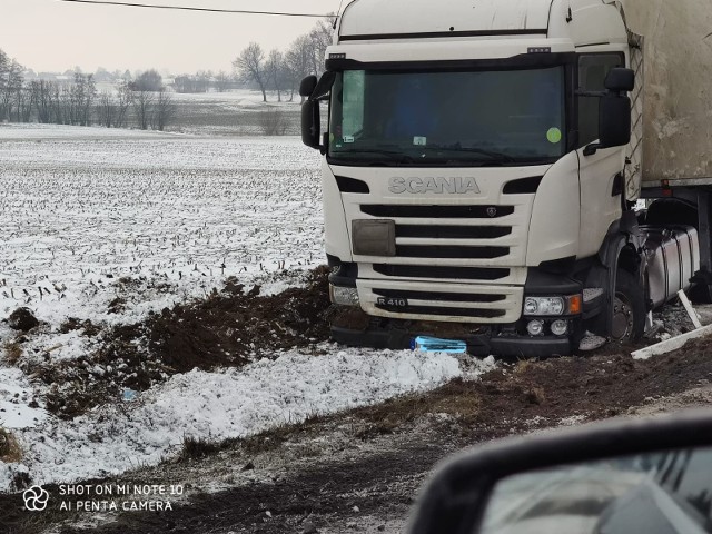 Ciągnik siodłowy z naczepą zablokował drogę krajową nr 55 w Trzebiełuchu