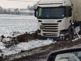 Powiat chełmiński. Tir z naczepą wpadł w poślizg i stanął w poprzek drogi. Zdjęcia 