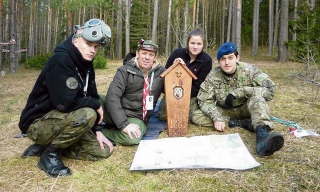 Harcmistrz Andrzej Bajkowski z harcerzami zapraszają na Rajd Śladami Powstańców Styczniowych