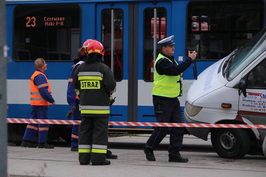 Kraków. Zderzenie samochodu dostawczego z tramwajem, ranny motorniczy [ZDJĘCIA]