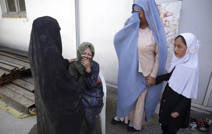 Kobiety opłakują dzieci zabite w niedzielnym ataku w Kabulu