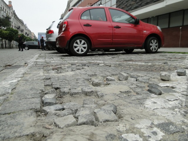 Tak wygląda w wielu miejscach kostka, z której została ułożona nawierzchnia miejsc parkingowych przy ulicy Moniuszki w Radomiu.