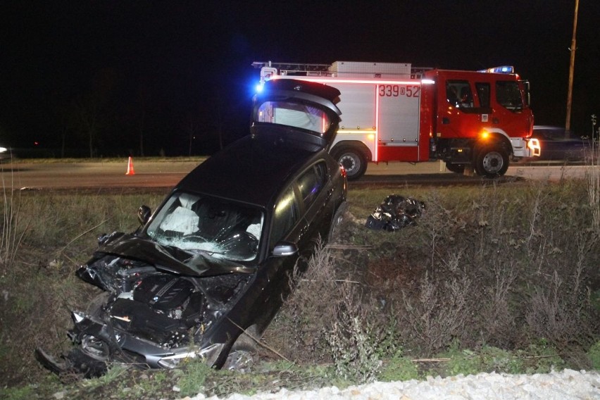 Śmiertelny wypadek na wyjeździe z Wrocławia. BMW wypadło z drogi