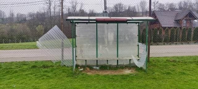 Wandale zniszczyli stadion lidera klasy A. Trener LKS Jodłownik: Sprawcy już się przyznali, mają naprawić szkody