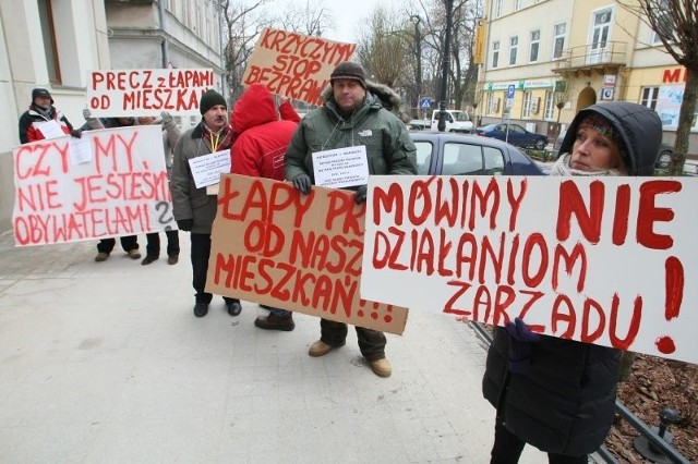 W środę mieszkańcy Ostrowca protestowali przed Prokuraturą Okręgową w Kielcach.