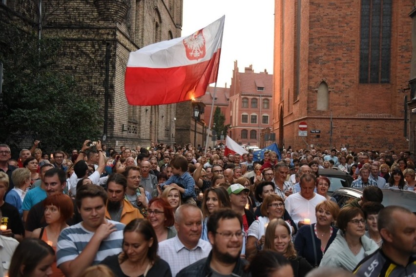 Toruń. Kolejny protest w sprawie zmian w Sądzie Najwyższym [ZDJĘCIA]
