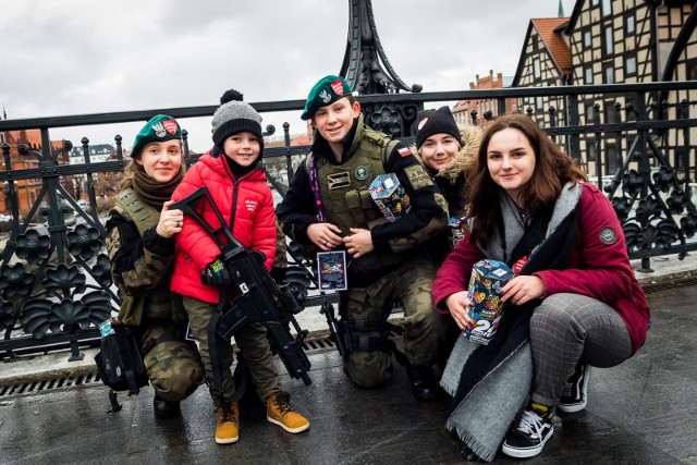 Młodsi, starsi, uczniowie, strażacy, mundurowi... w tegoroczne kwestowanie na rzecz WOŚP w Bydgoszczy włączyli się przedstawiciele różnych grup zawodowych i społecznych. Zobaczcie, jak kwestowano w okolicy Starego Rynku w Bydgoszczy. Do puszek pieniądze wrzucali nie tylko przechodnie, ale również wodniacy, uczestnicy dorocznego spływu energetyków po Brdzie!WOŚP 2019 w Bydgoszczy. Oj, się dzieje!