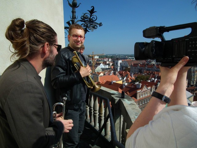 Maciej Fortuna razem z Kubą Jankowiakiem (z lewej) i Patrykiem Rynkiewiczem zagrał w sobotę swój Fortun(n)y Hejnał z wieży poznańskiego ratusza.