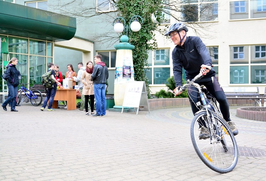 Ruszył konkurs "Rowerem na uczelnię". Przekonują studentów, by przesiedli się na rowery (ZDJĘCIA)