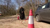 Spowiedź w czasach pandemii. Proboszcz z Wielkopolski uruchomił mobilny konfesjonał (video)