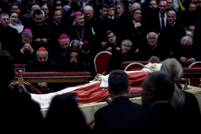 60 tysięcy osób oddało hołd Benedyktowi XVI w ostatnim dniu wystawienia jego ciała w bazylice Świętego Piotra