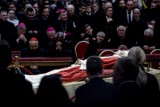 Ostatnie osoby oddały hołd Benedyktowi XVI. Zmarłego papieża odwiedziło dziś 60 tysięcy osób. W czwartek msza pogrzebowa