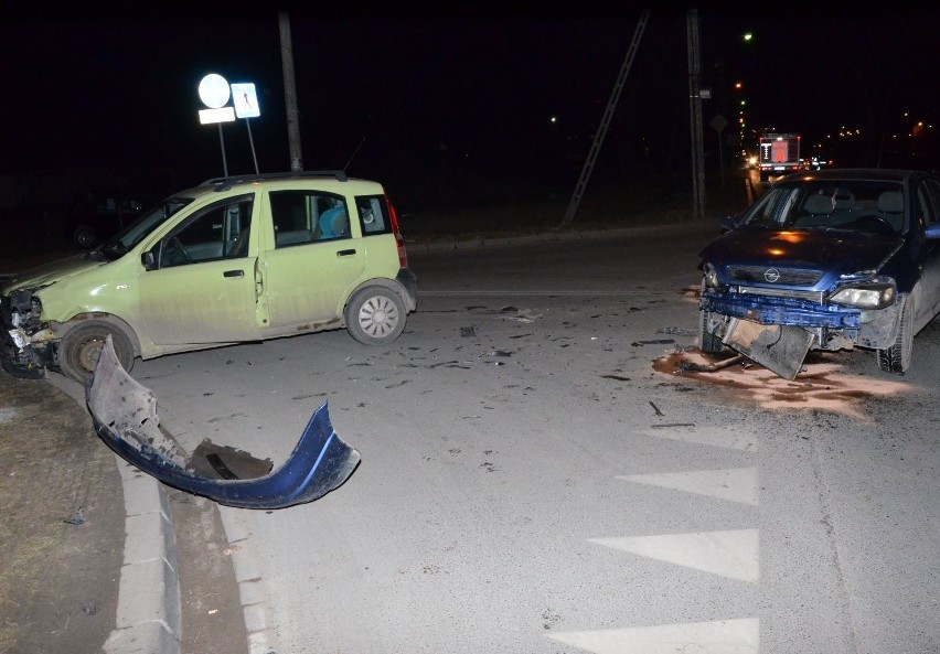 Wypadek w Wyszkowie. Zderzenie dwóch aut na skrzyżowaniu Pułtuskiej i Granicznej. 8.03.2021. Zdjęcia