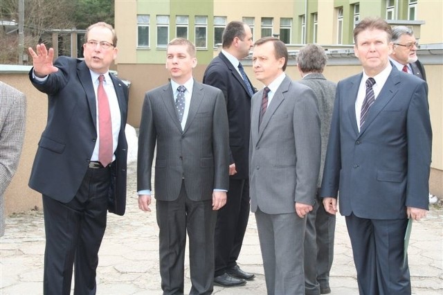 Dyrektor Andrzej Sawoni (z lewej) pokazuje wiceministrowi Cezaremu Rzemkowi, gdzie będzie nowa poradnia specjalistyczna.