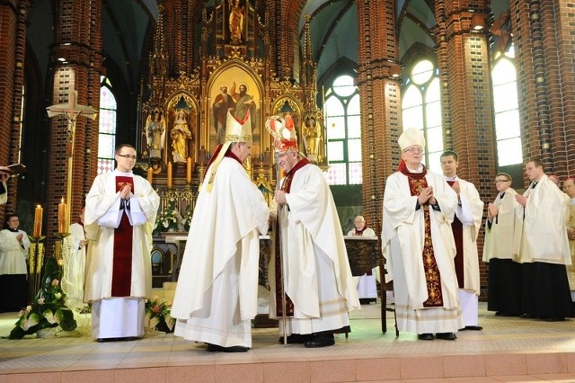 - symbol władzy w diecezji - przekazał nowemu ordynariuszowi gliwickiemu abp Celestino Migliore, nuncjusz apostolski w Polsce.