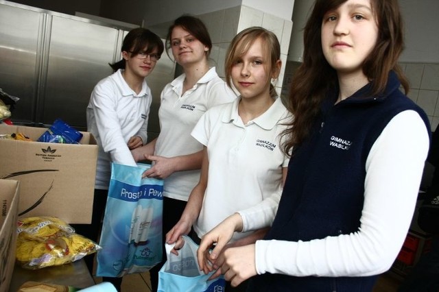 Wolontariuszki przygotowują świąteczne paczki (od lewej) Ewelina Marchel, Julita Koszykowska, Paulina Zubrzycka i Magda Ciasnowska.