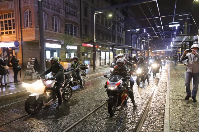 Protest kobiet w Katowicach: na czele kilkudziesięciu motocyklistów.Zobacz kolejne zdjęcia. Przesuwaj zdjęcia w prawo - naciśnij strzałkę lub przycisk NASTĘPNE