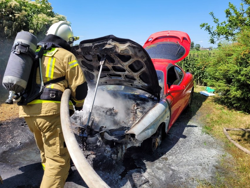 Pożar samochodu w Brąchnowie pod Toruniem. Auto doszczętnie spłonęło. Zdjęcia