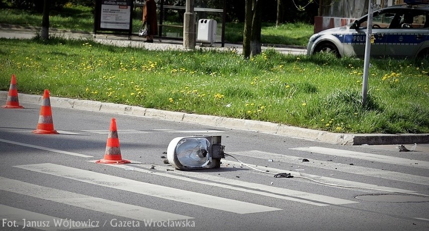 Wrocław: Wypadek Porsche na rondzie Żołnierzy Wyklętych (ZDJĘCIA)