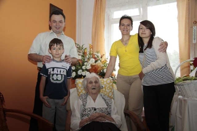 Na zdjęciu z panią Łucją Piwko &#8211; jubilatką, wnuk z żoną i dziećmi.