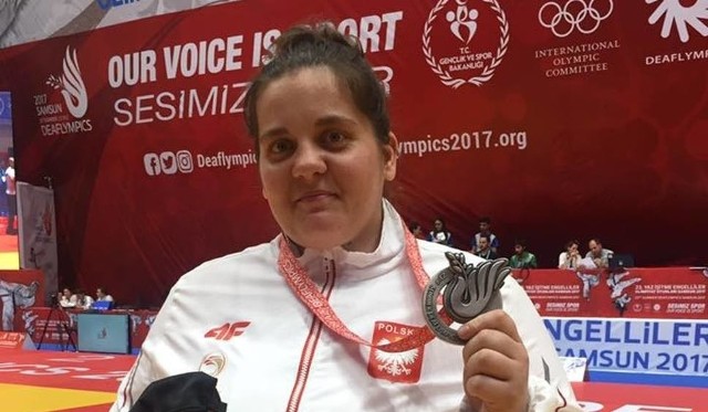 Natalia Brzykcy ze srebrnym medalem wywalczonym na igrzyskach w Samsun.