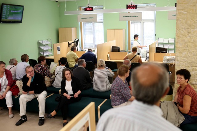 Znamy już stawki i terminy wypłat czternastej emerytury. Sprawdziliśmy, kto otrzyma dodatkowe świadczenie dla seniorów w tym roku. Zobacz, czy także otrzymasz powiększony przelew o czternastą emeryturę. Kto otrzyma czternastą emeryturę w 2022 roku? Przygotowaliśmy specjalną listę oraz wyliczenia stawek. Szczegóły na kolejnych stronach ---->