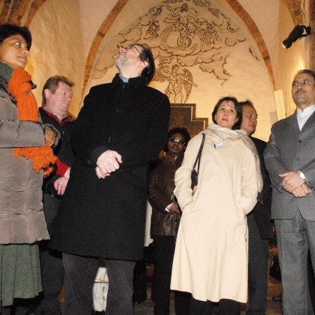 Ambasadorzy wraz z rodzinami zwiedzają gorzowską katedrę....